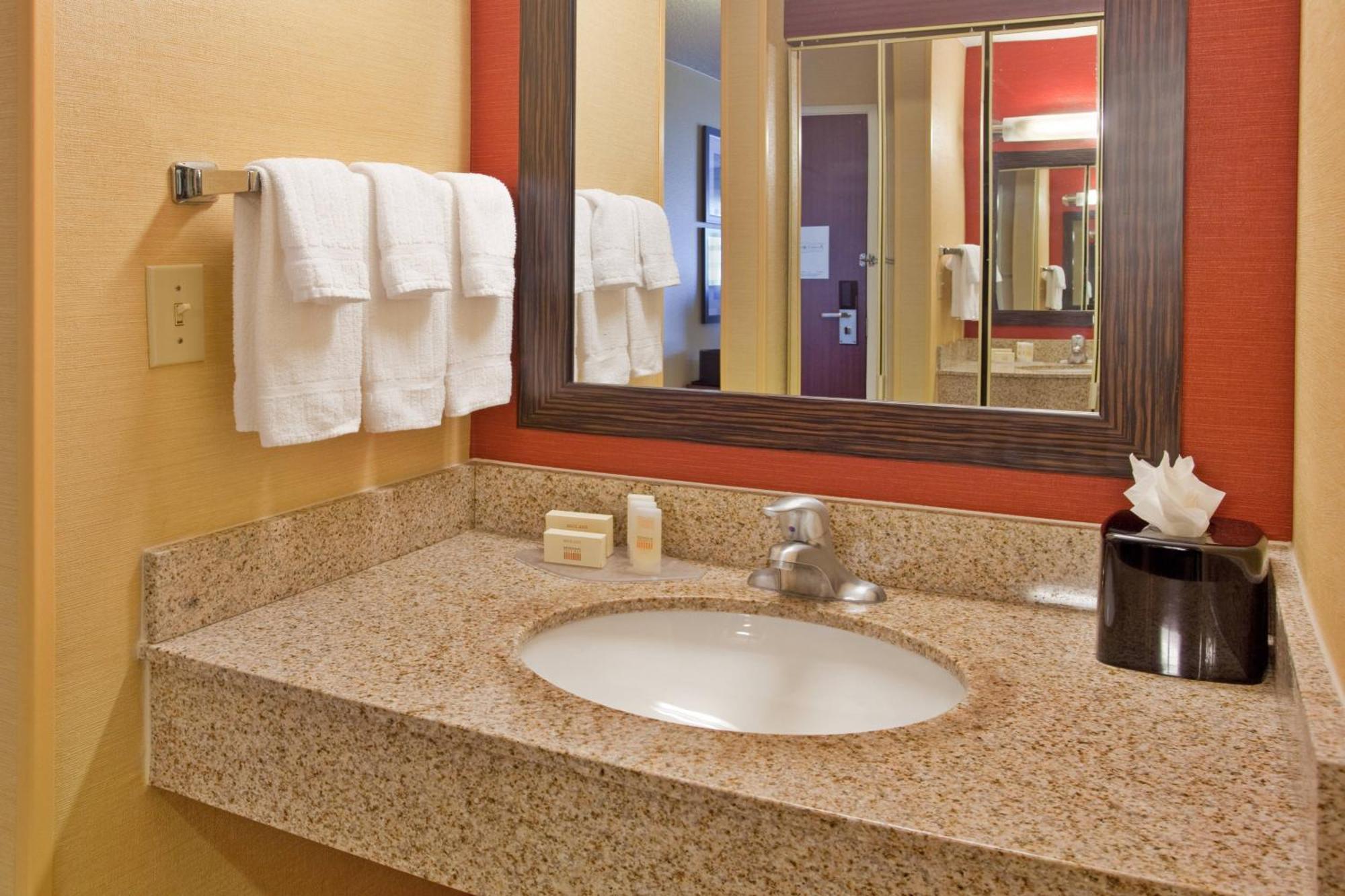 Courtyard Houston Sugar Land/Stafford Hotel Bagian luar foto