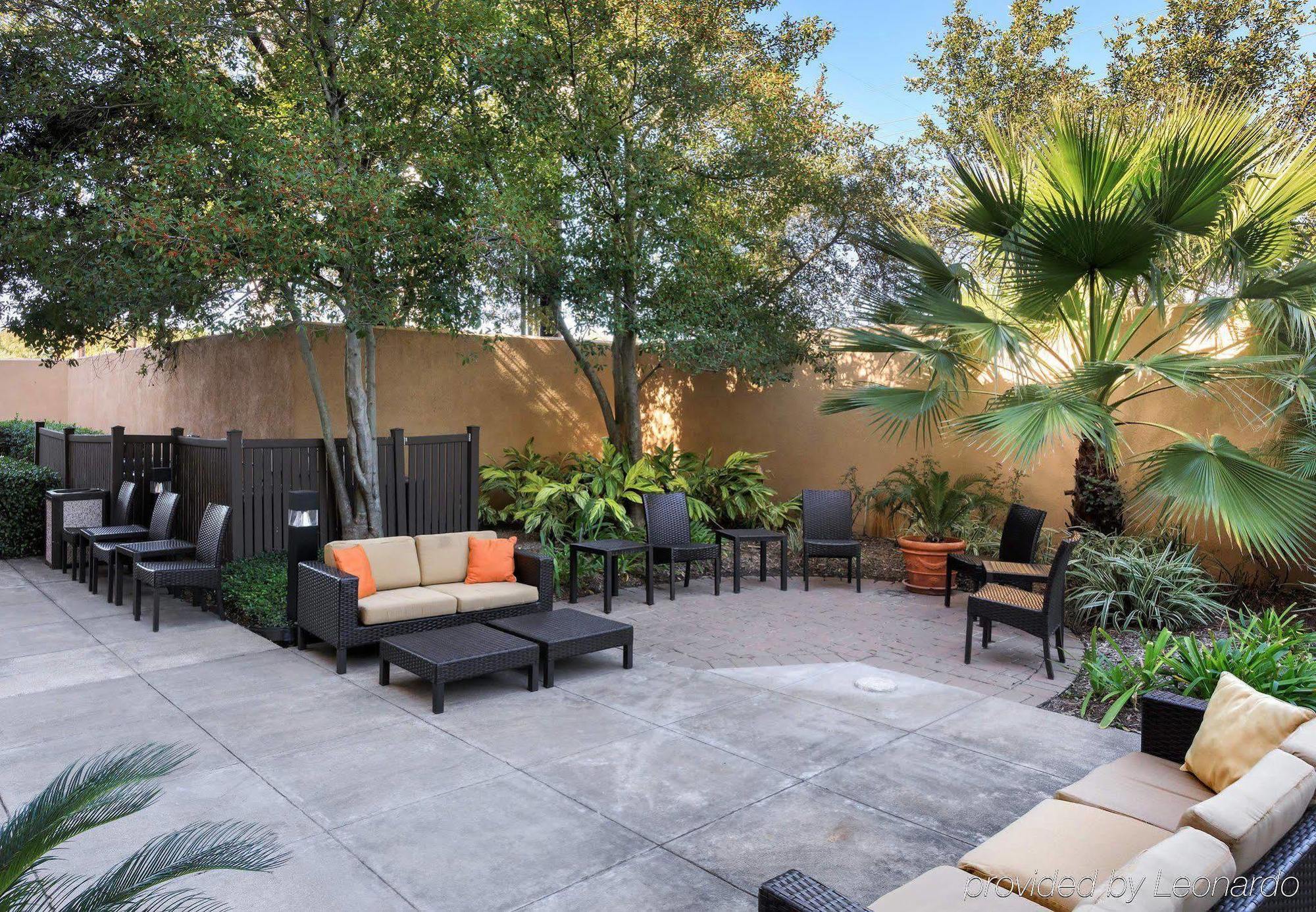 Courtyard Houston Sugar Land/Stafford Hotel Bagian luar foto